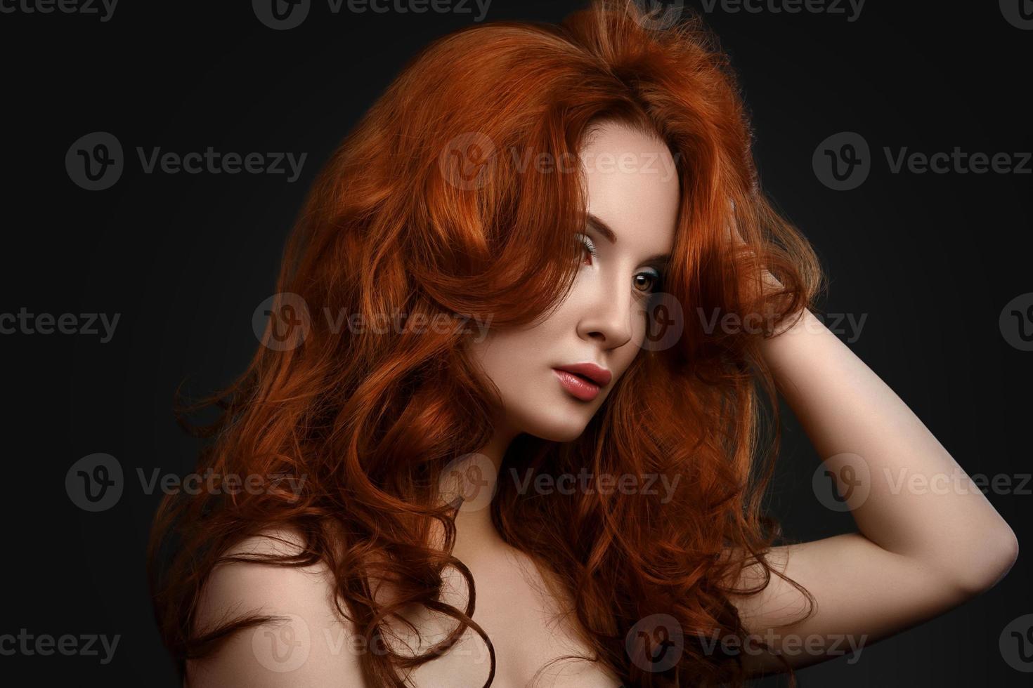 retrato de mulher com lindo cabelo ruivo foto