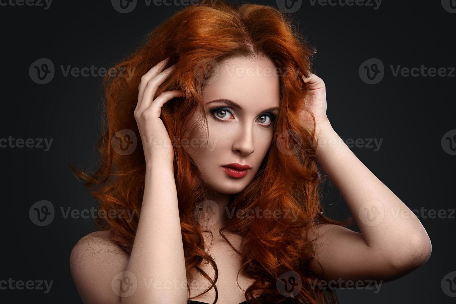 retrato de mulher com lindo cabelo ruivo foto