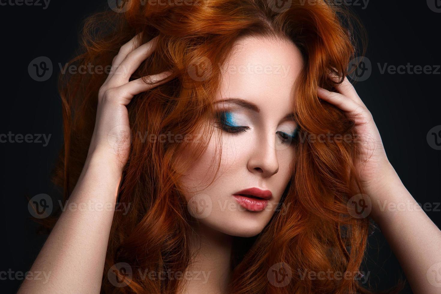 retrato de mulher com lindo cabelo ruivo foto