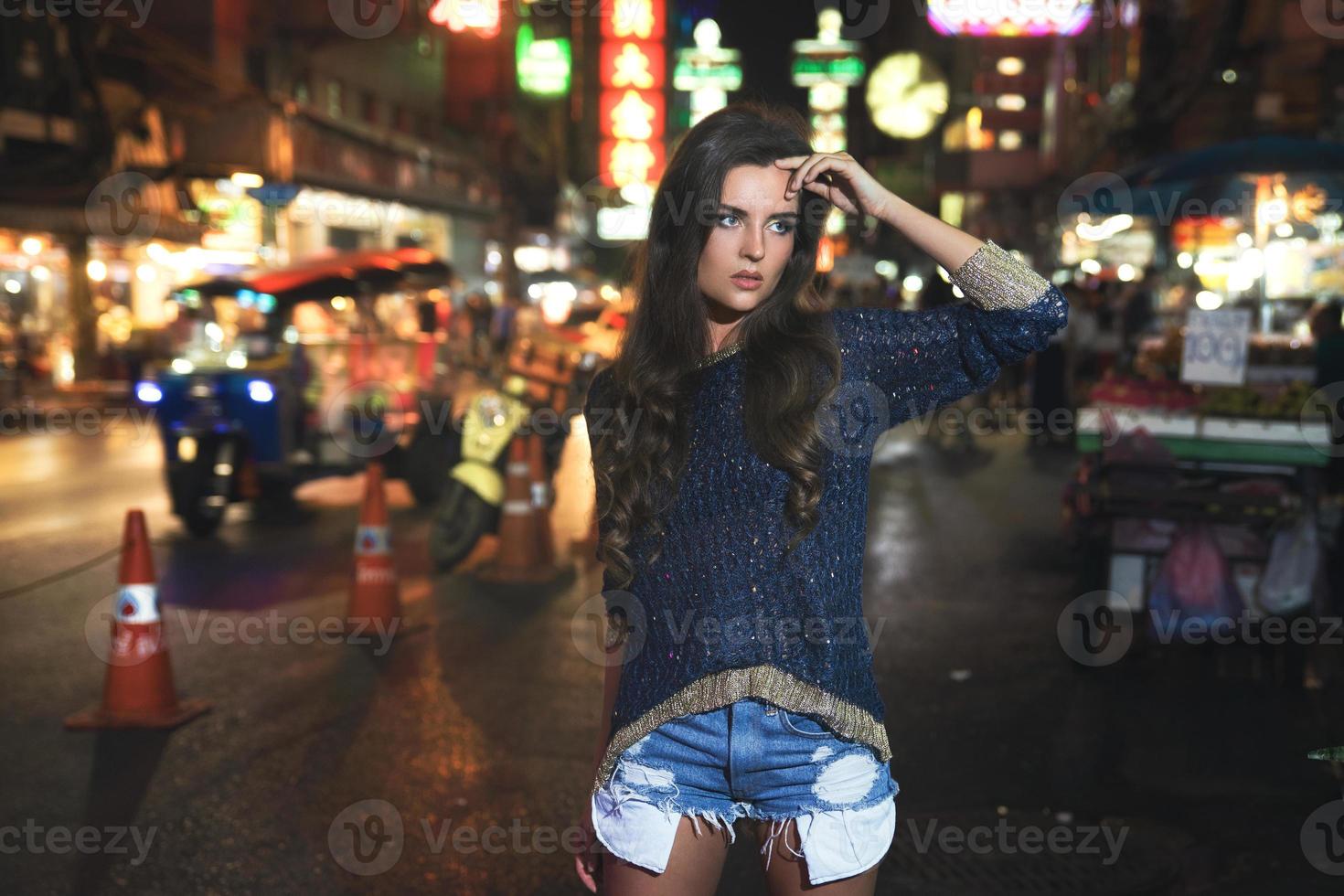 modelo sexy e linda está posando em chinatown foto