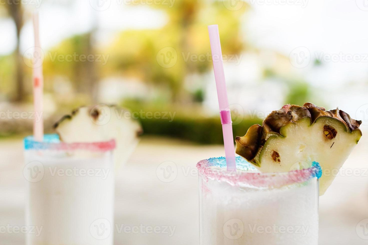 dois copos de coquetel pina colada foto