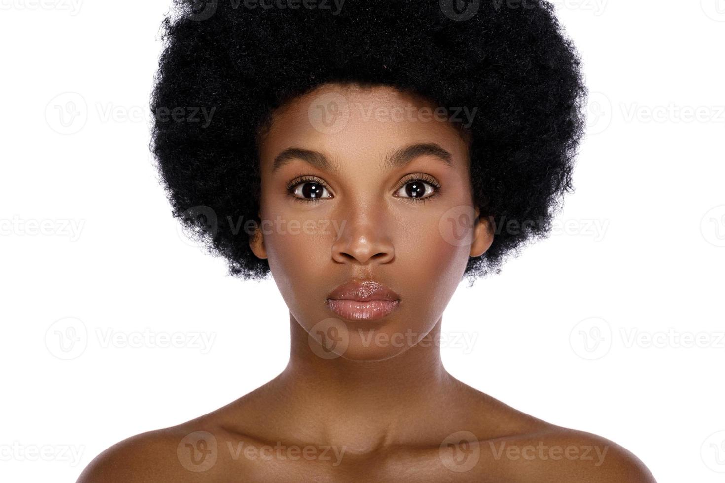 retrato de jovem e bonita mulher africana foto