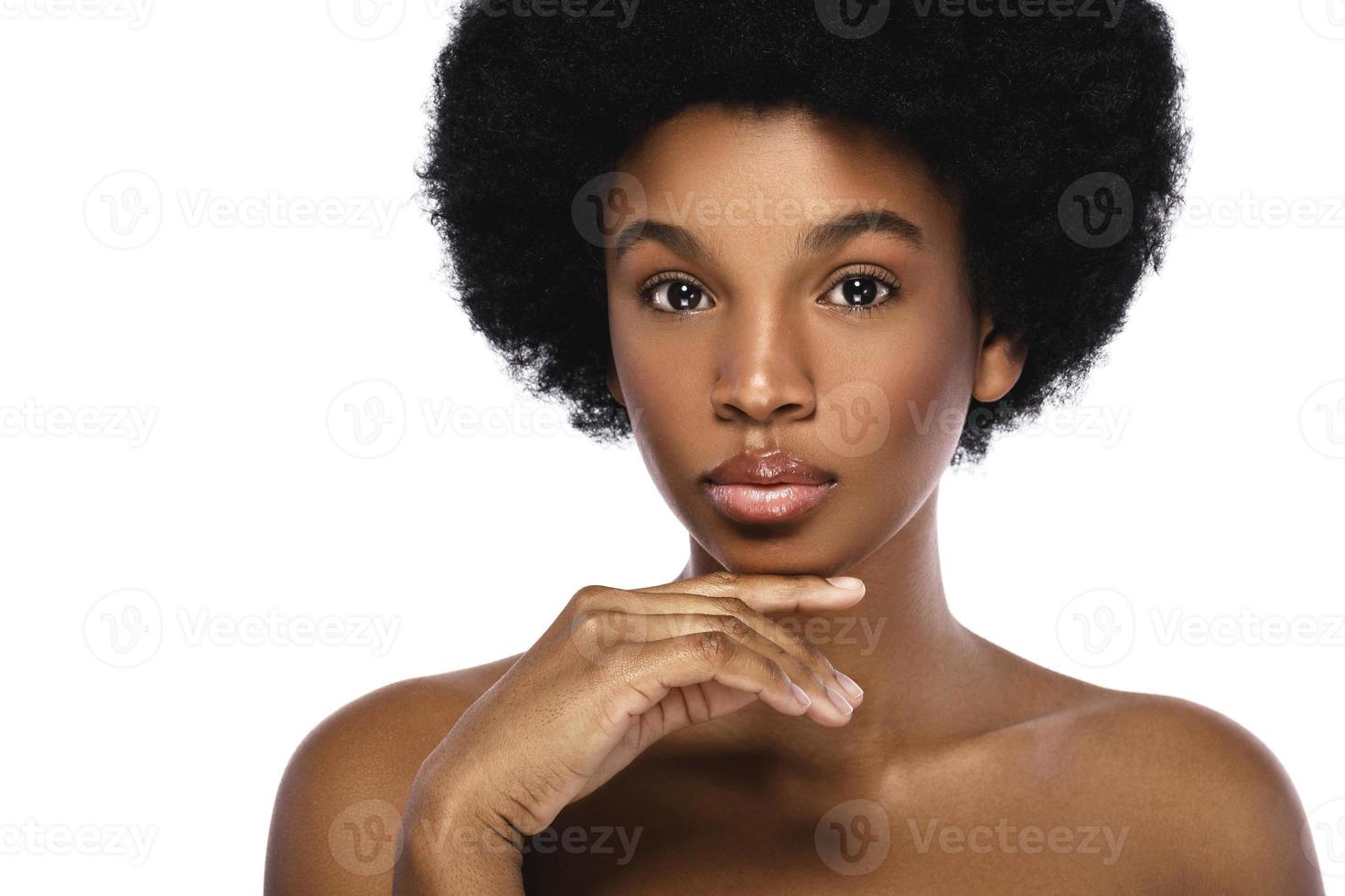 retrato de jovem e bonita mulher africana foto