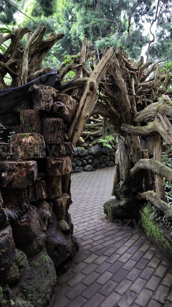 uma pequena entrada única e passarela com elementos de terra média, madeira interessante e formações rochosas. foto