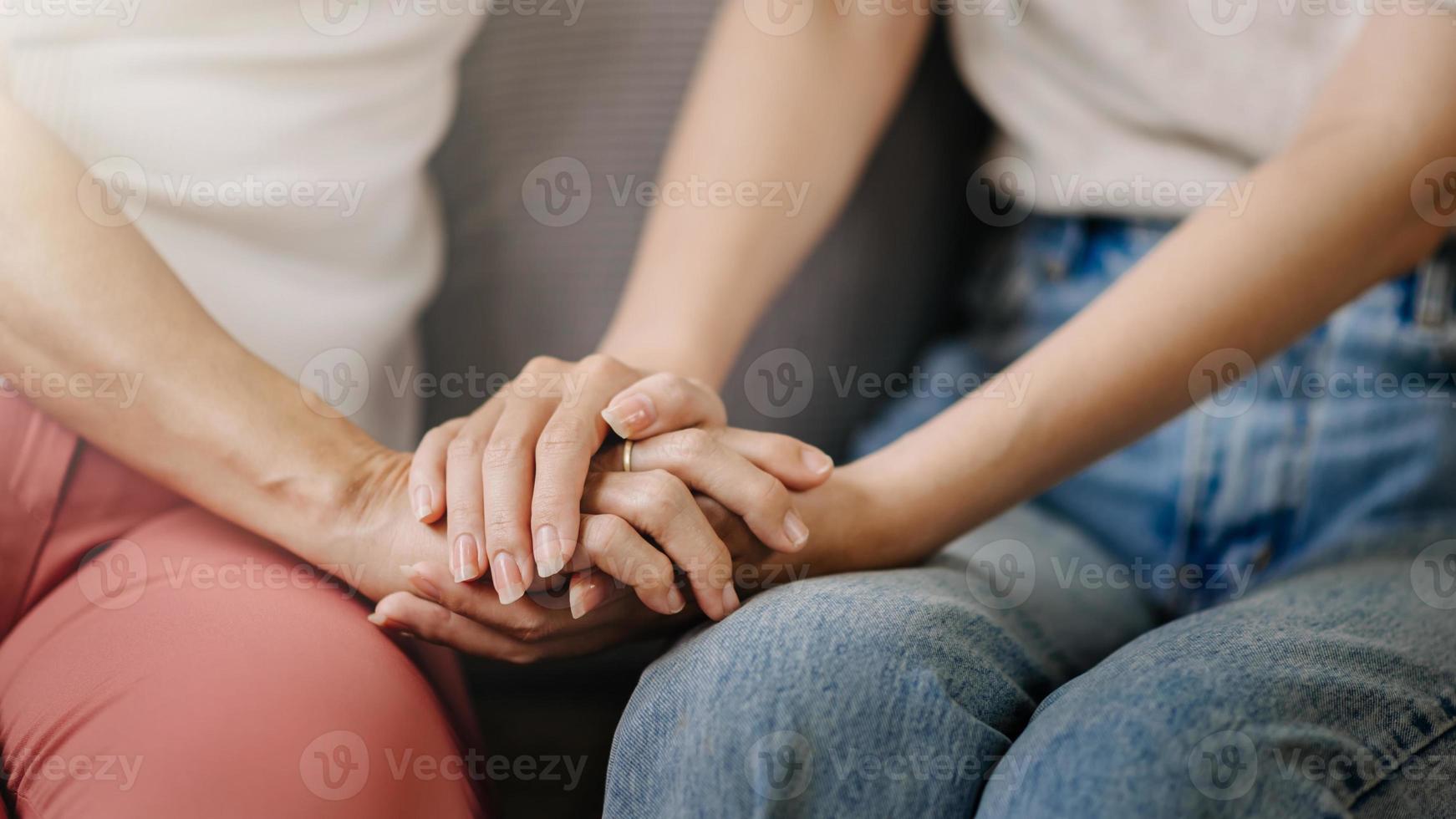 mãos da velha e uma mão wman em casa foto