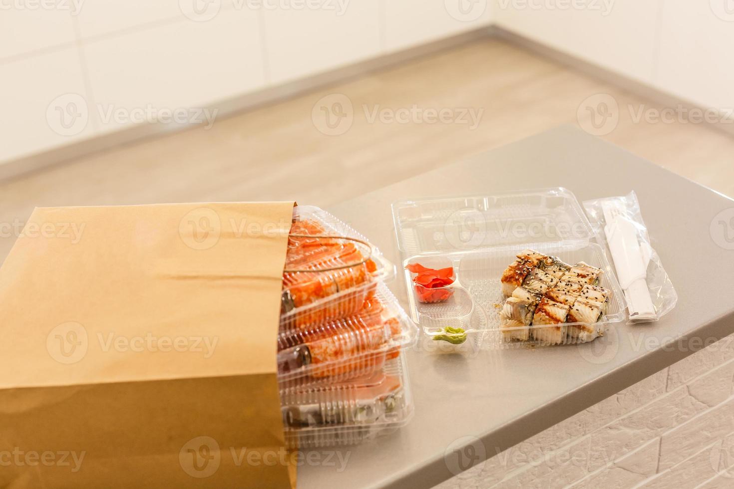 refeição makizushi para viagem, california, tempura de camarão e rolinhos de atum, com molho de soja, gengibre em conserva e sopa de missô. foto