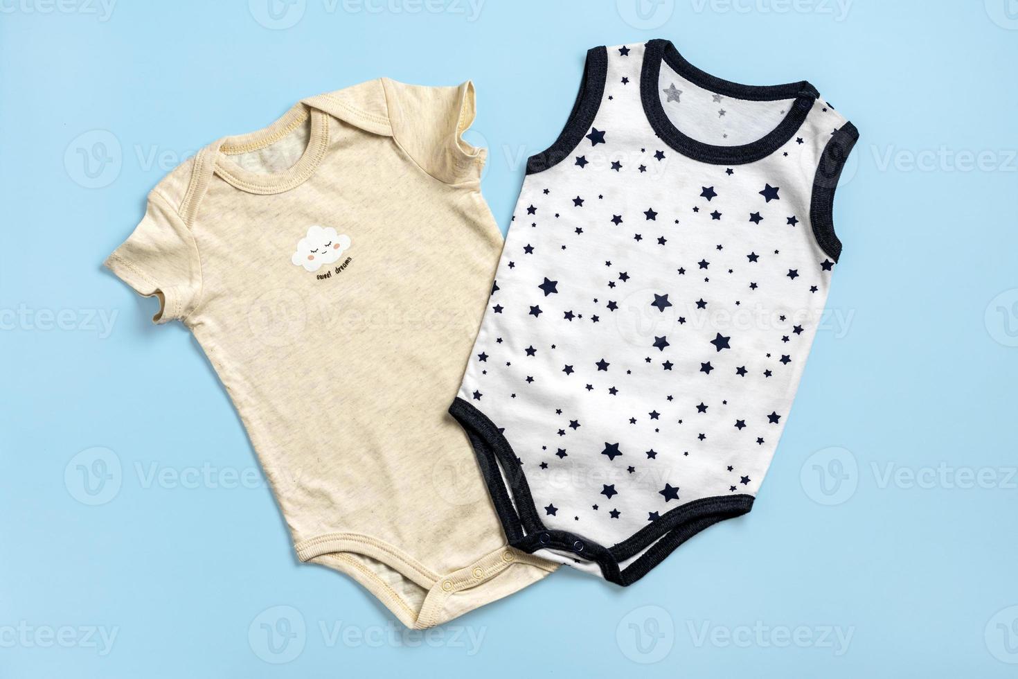 conjunto de belos acessórios - roupas para recém-nascido, algodão isolado no conceito de espaço de cópia de fundo azul de infância, maternidade, moda têxtil e recém-nascido vista superior plana leigos foto