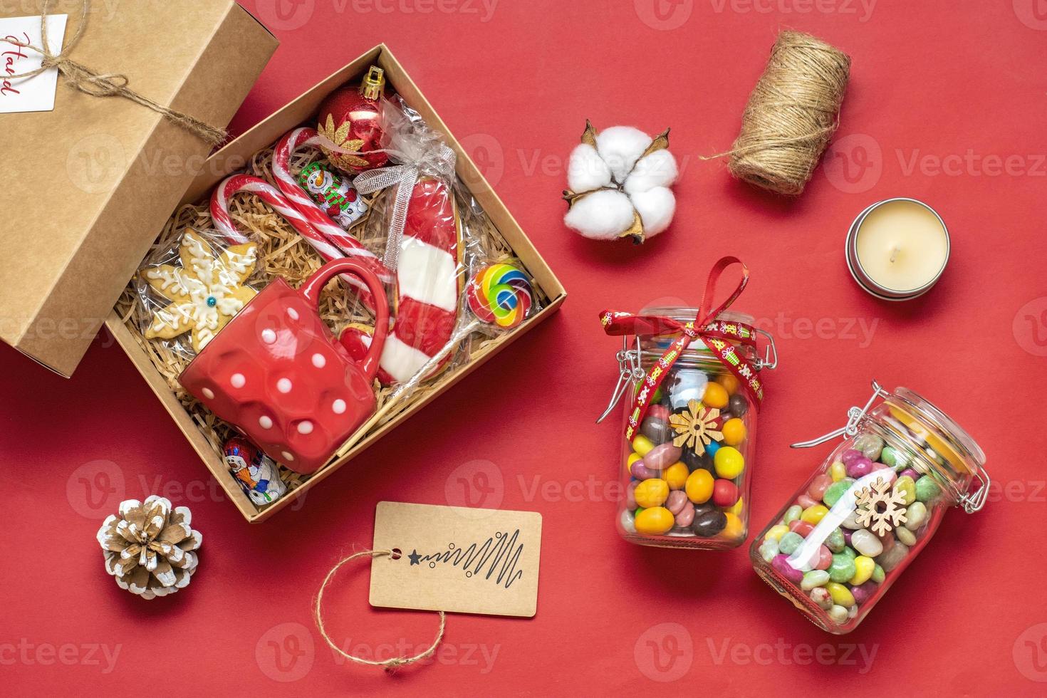 pacote de cuidados artesanais, caixa de presente sazonal com doces, pão de gengibre, decoração de natal cesta ecológica personalizada para família, amigos, menina para ação de graças, natal, mães, dia dos pais flat lay foto