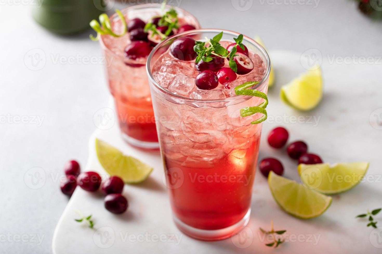 coquetel de cranberry e limão ou mocktail para o jantar de férias foto