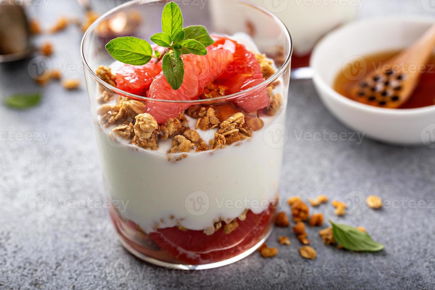 granola de toranja e parfait de iogurte foto