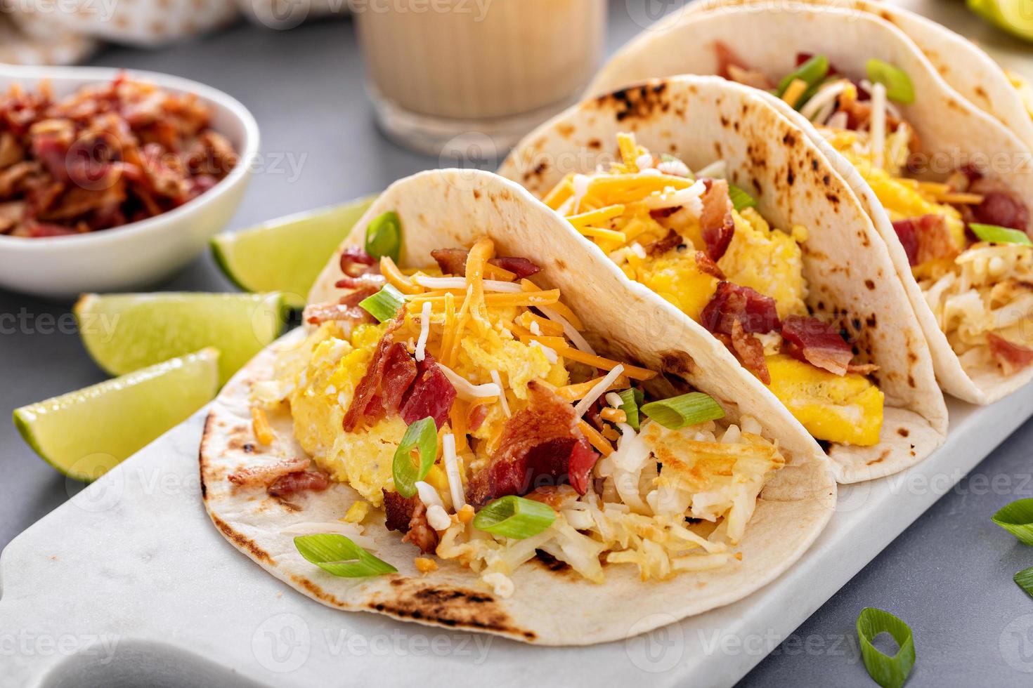 tacos de café da manhã com fricassé, ovos e bacon foto