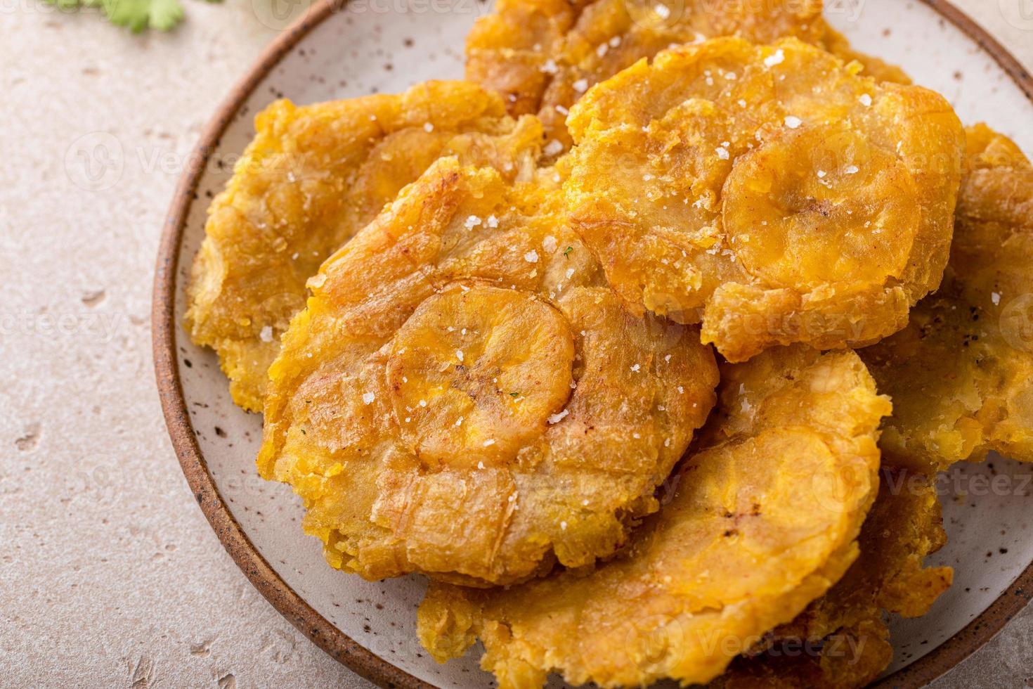 tostones, prato tradicional caribenho, banana frita duas vezes foto