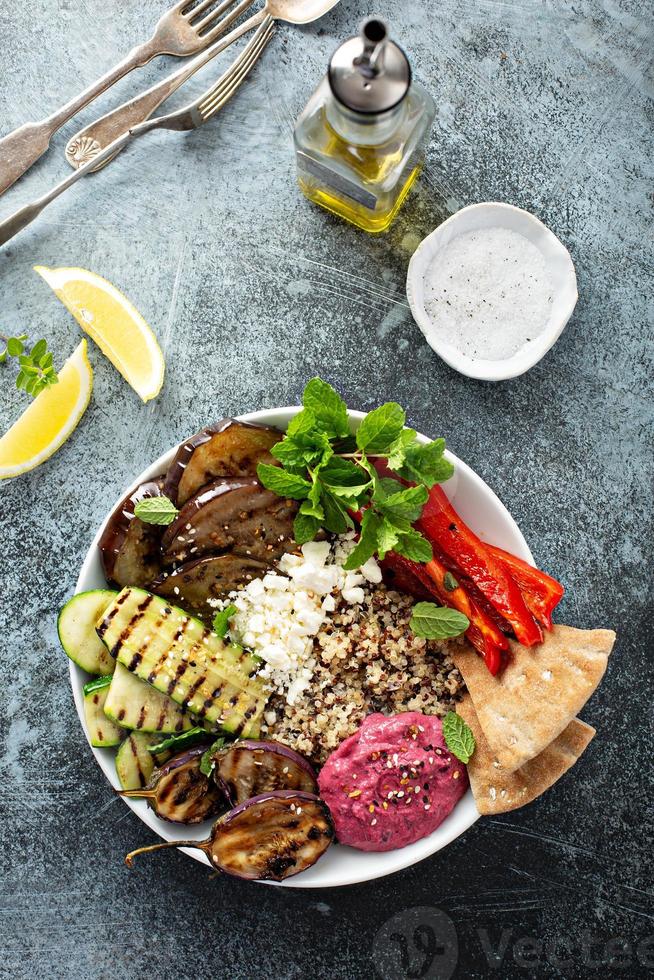 legumes grelhados e tigela de almoço de quinoa foto