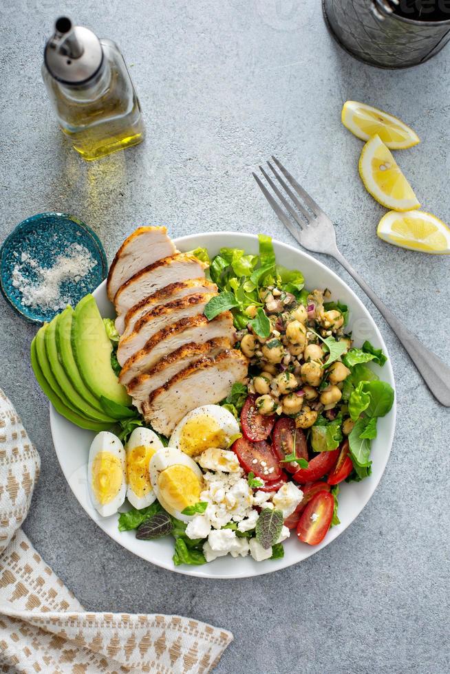 tigela de almoço de salada saudável com frango, abacate e grão de bico foto