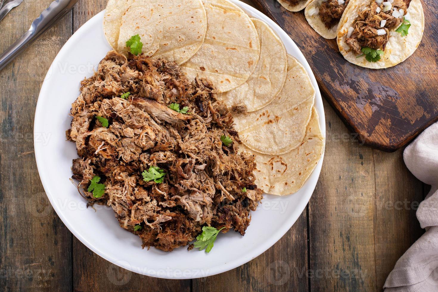 Carnitas de porco mexicanas com tortillas de milho, prontas para comer foto