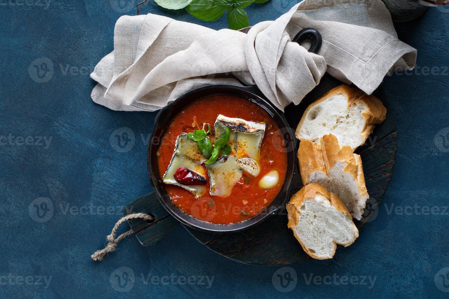 queijo assado e alho em molho de tomate foto