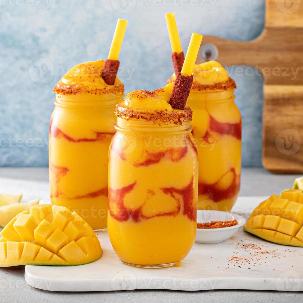 mangonada smoothie mexicano de manga com molho chamoy e tempero de limão foto