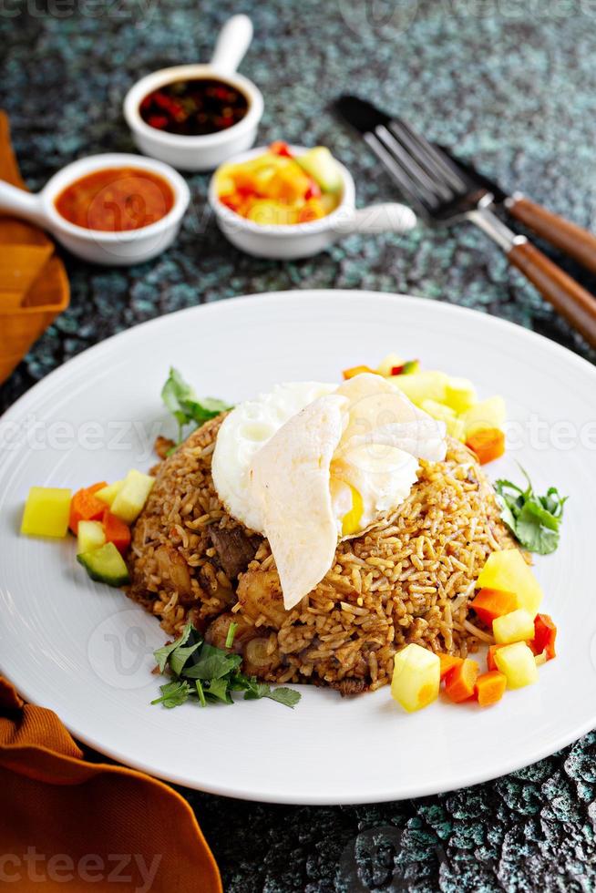 nasi goreng, arroz frito indonésio foto