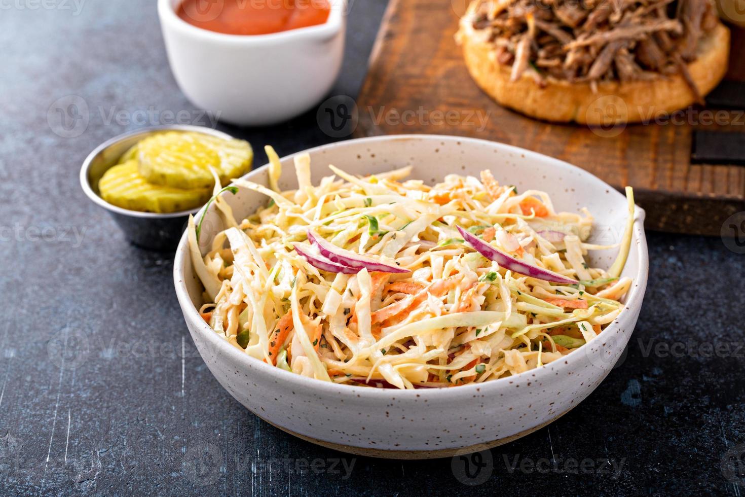 salada tradicional de salada de repolho, acompanhamento para sanduíche de carne de porco desfiada foto