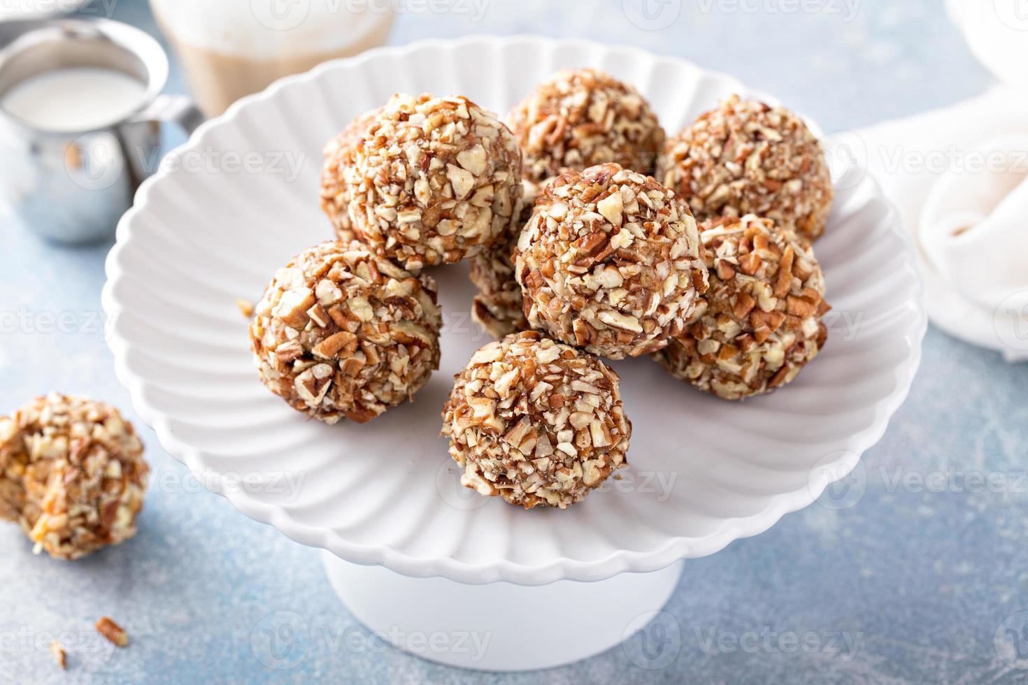 trufas de bolo de cenoura de páscoa ou cake pops foto