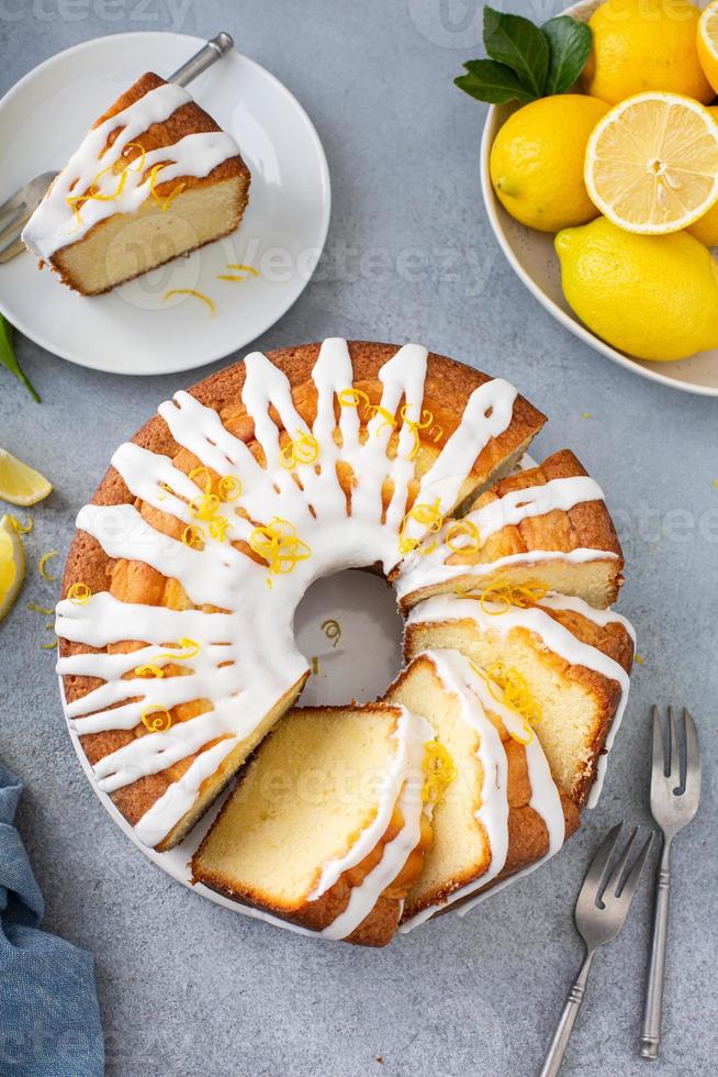 bolo de limão com cobertura de açúcar em pó foto