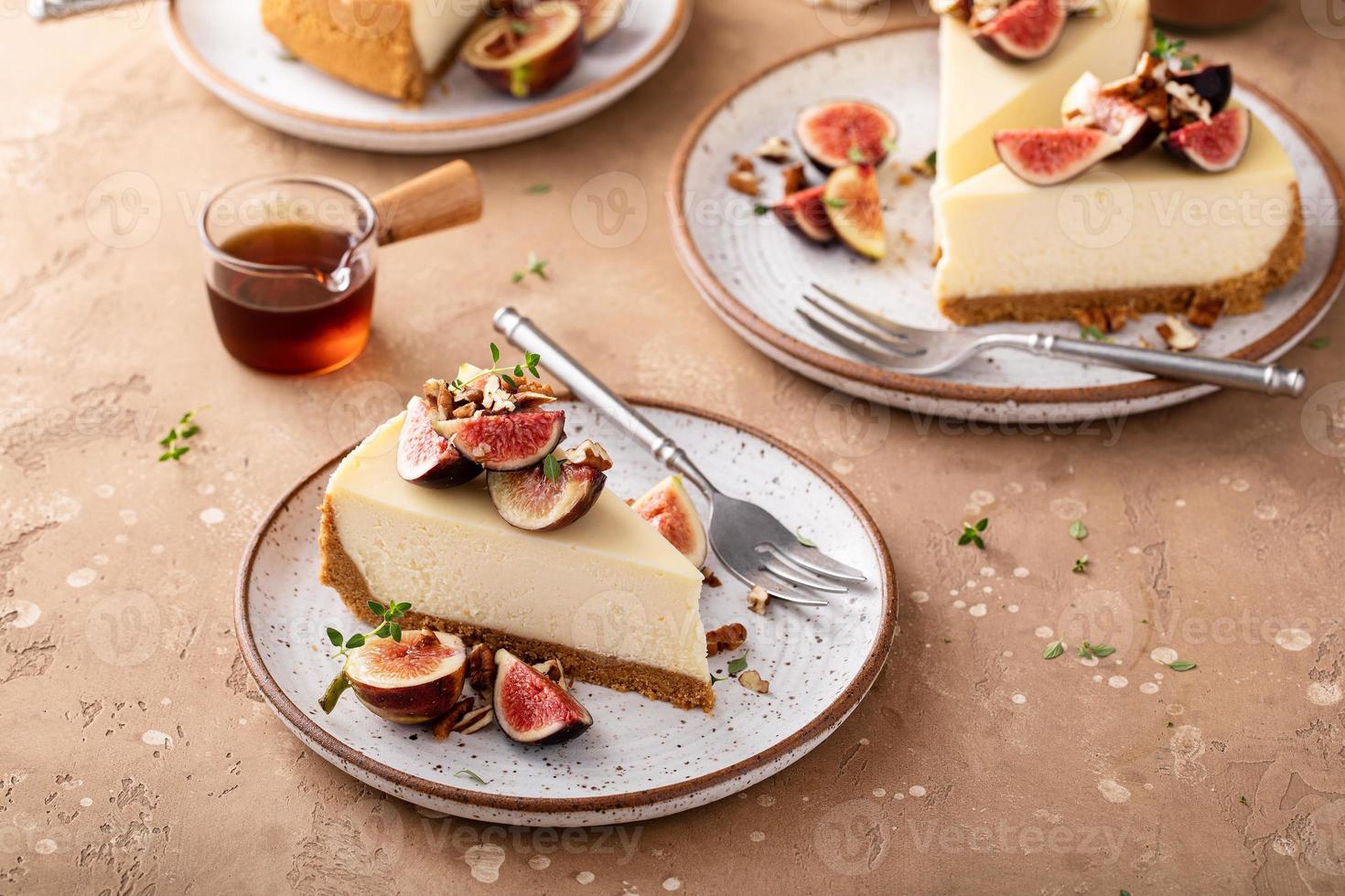 cheesecake de outono com figos e xarope de bordo foto