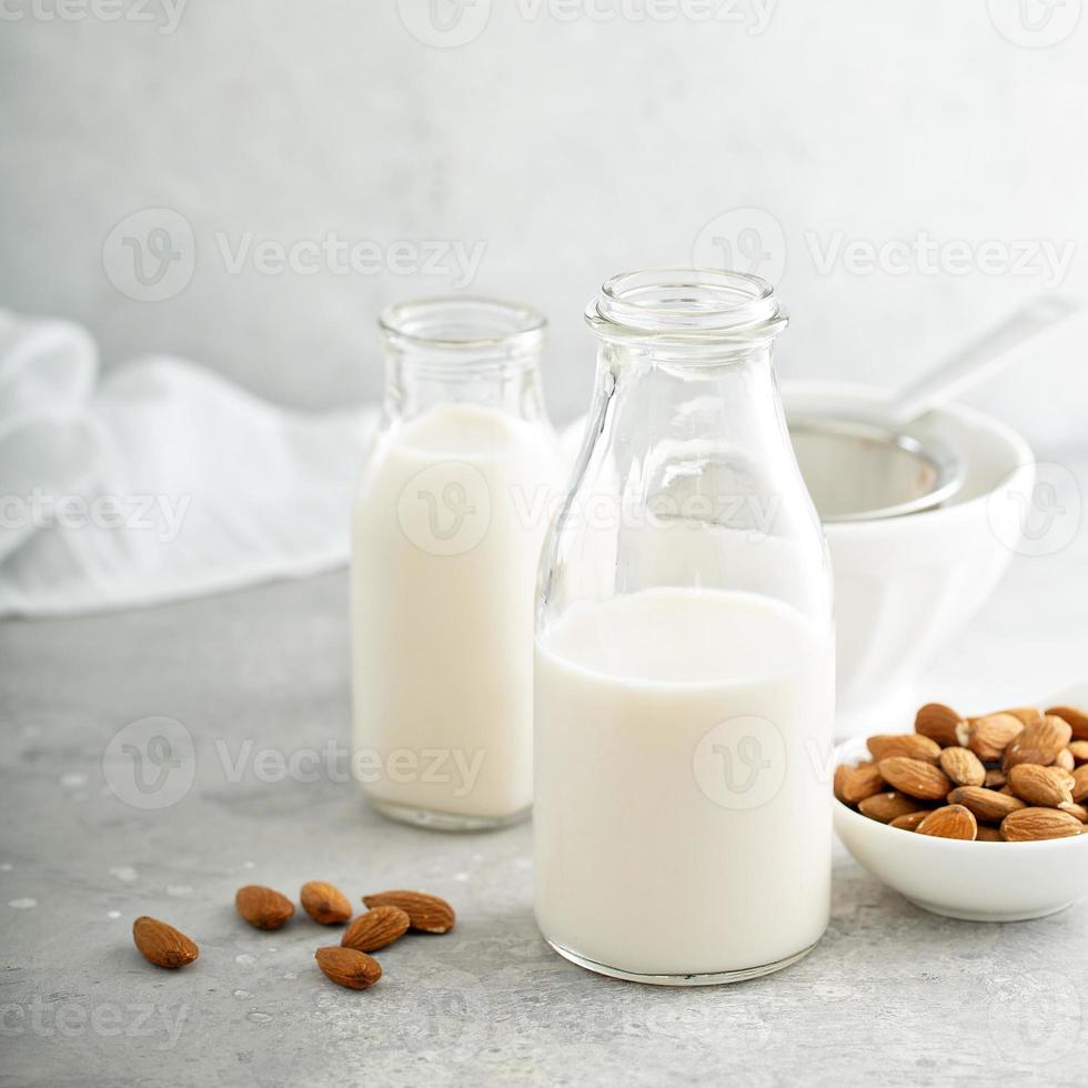 leite de amêndoa em garrafas de vidro foto