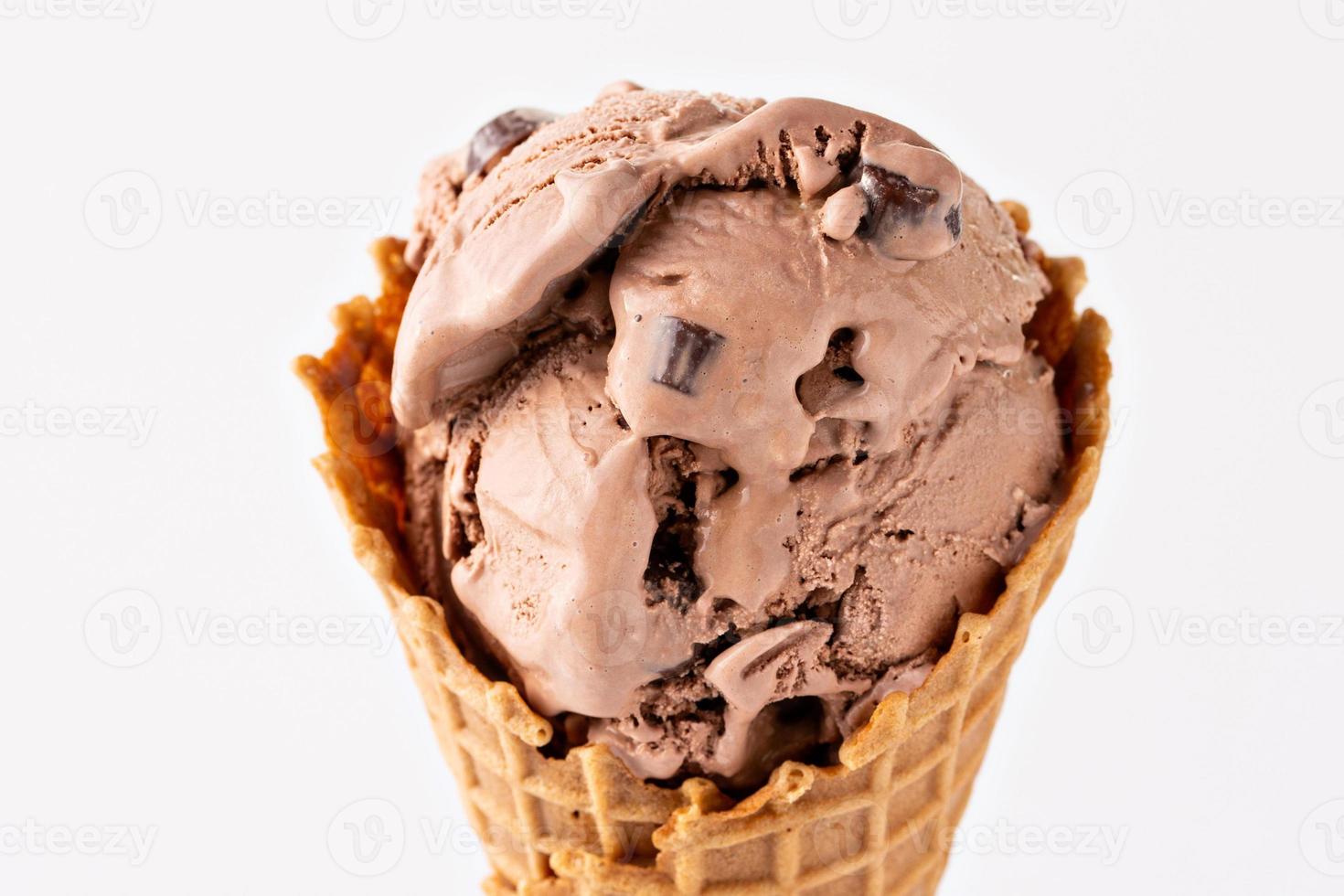 sorvete de chocolate em um cone de waffle foto