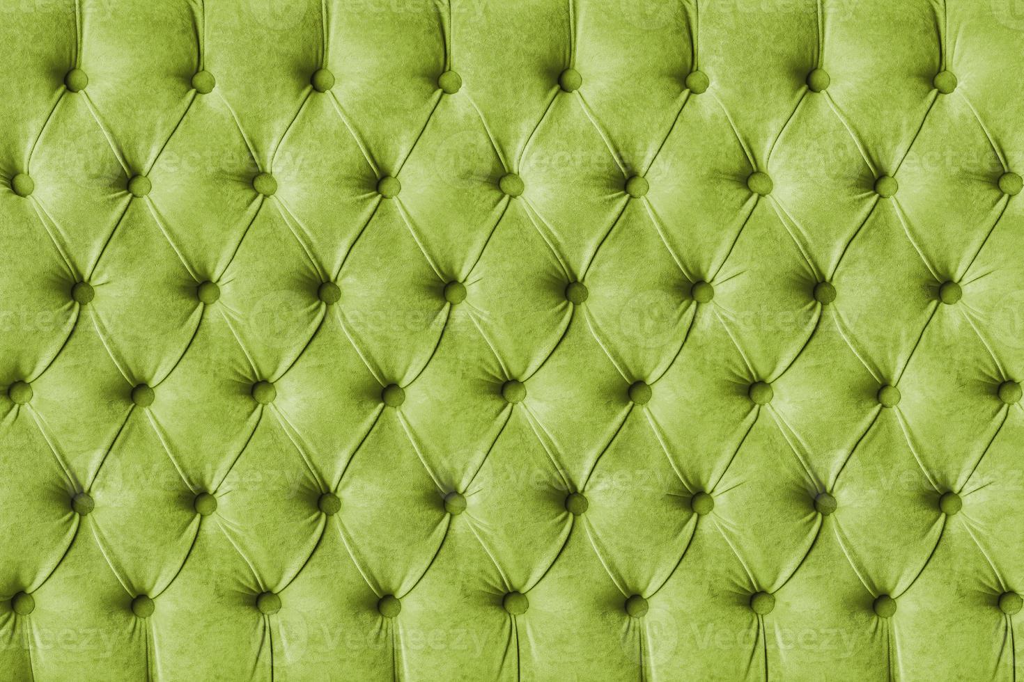 decoração têxtil em veludo capitone verde oliva com botões foto