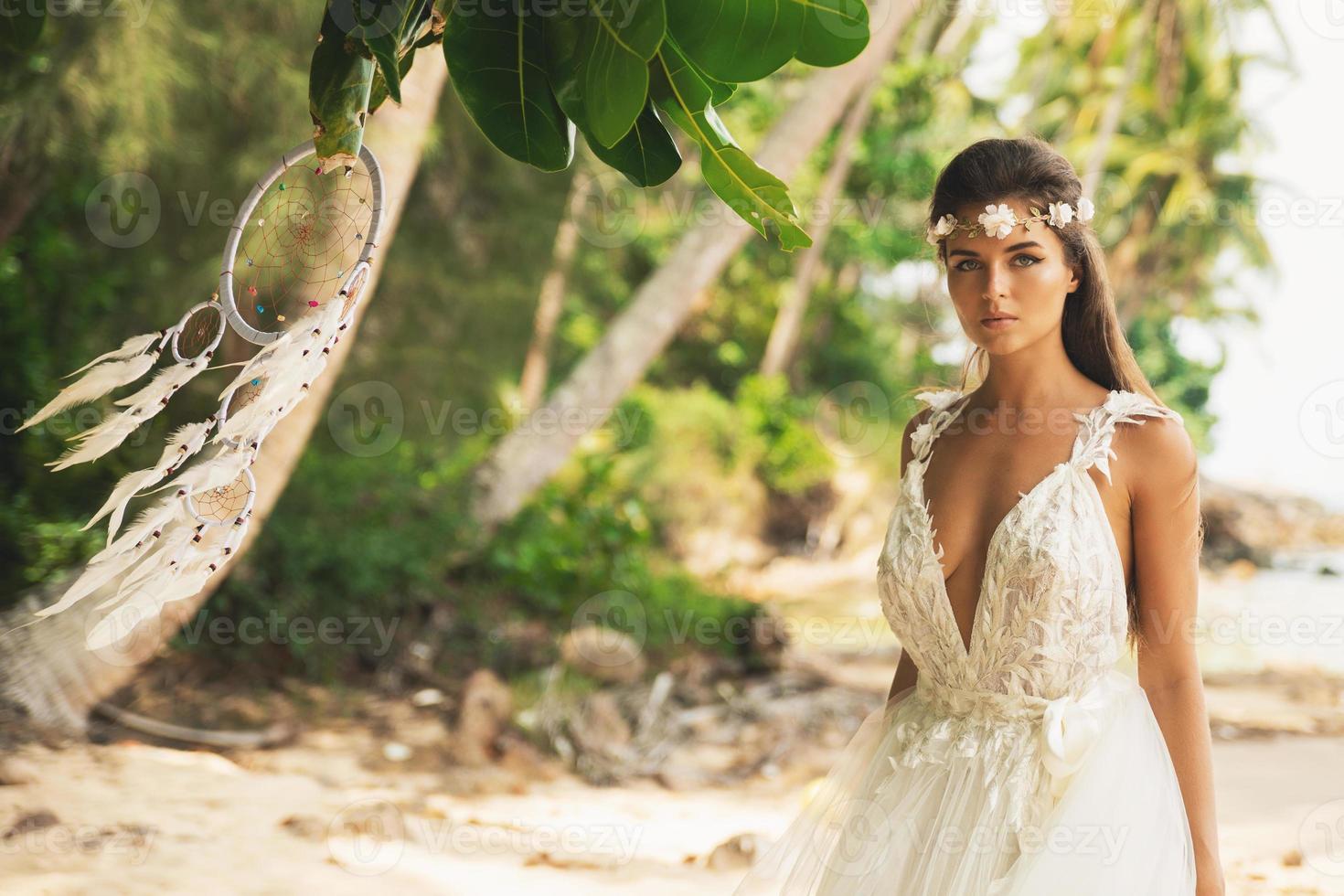 retrato da jovem noiva usando lindo vestido branco foto