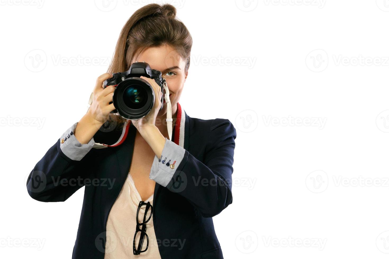 fotógrafo de mulher com uma câmera dslr em fundo branco foto