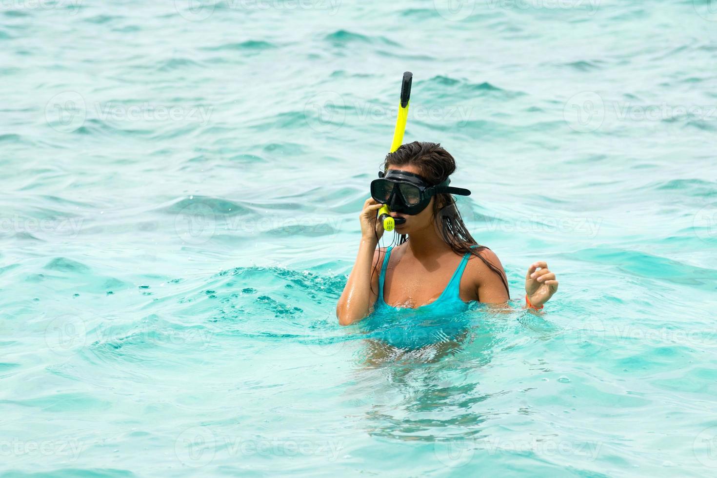 mulher no mar durante mergulho na água azul foto