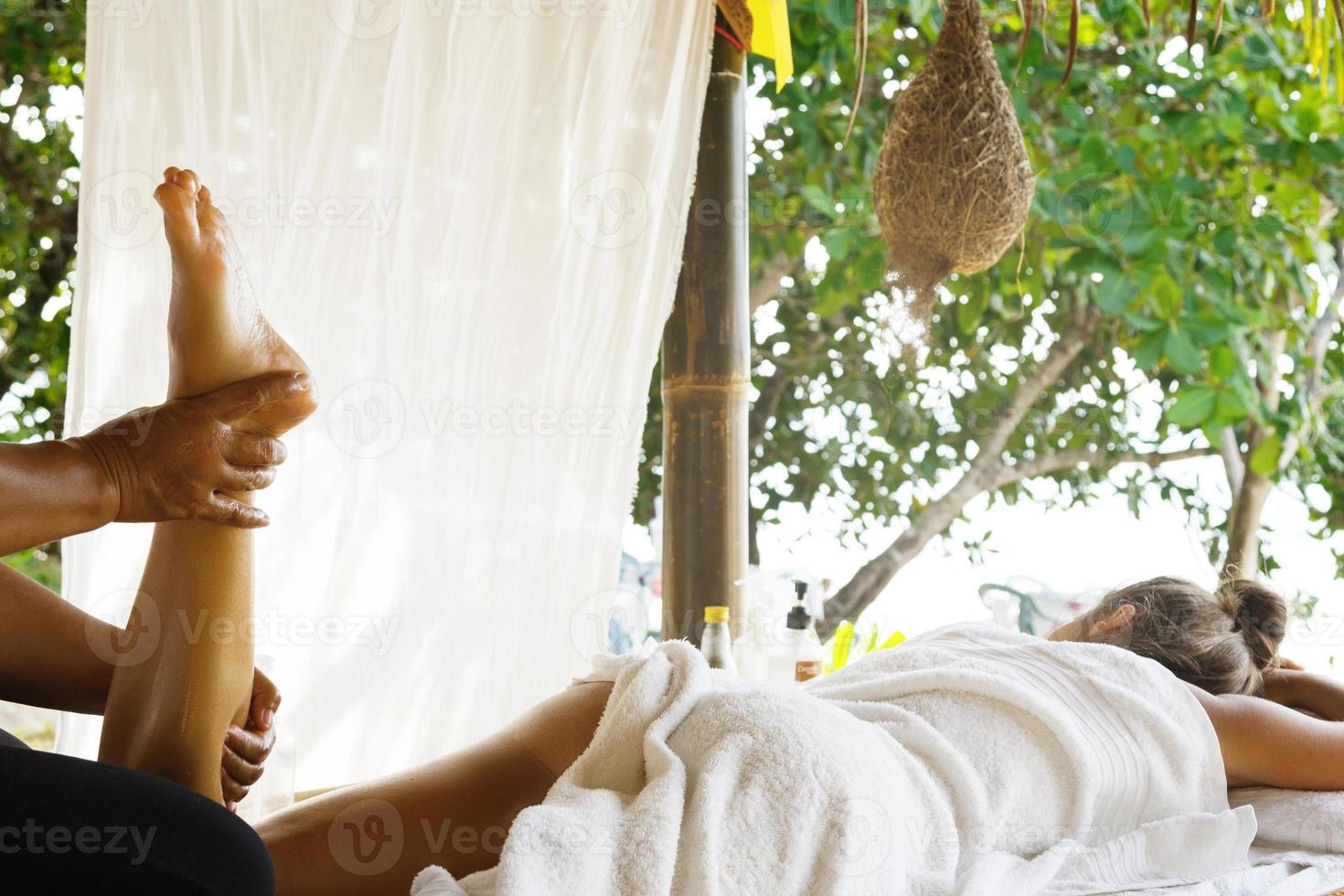 closeup de pés femininos durante a tradicional massagem tailandesa foto