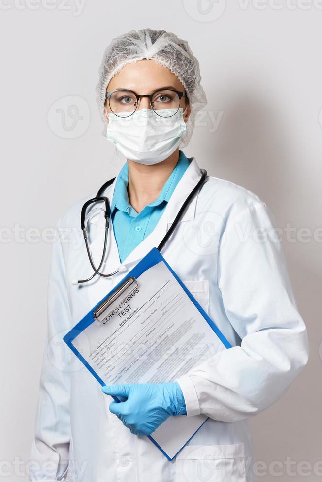 médica segurando pasta com um formulário de teste de coronavírus foto