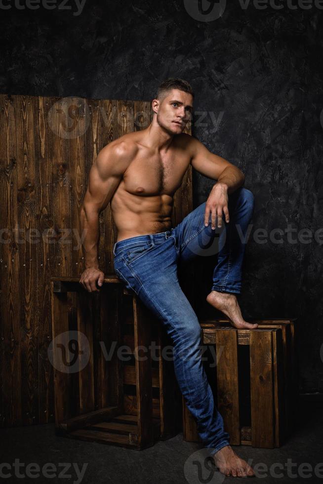 retrato de homem bonito musculoso e sexy vestindo jeans foto