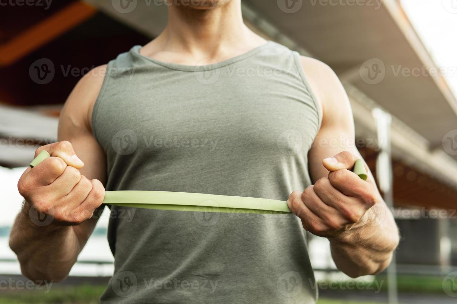 homem durante treino com elásticos de resistência ao ar livre. foto