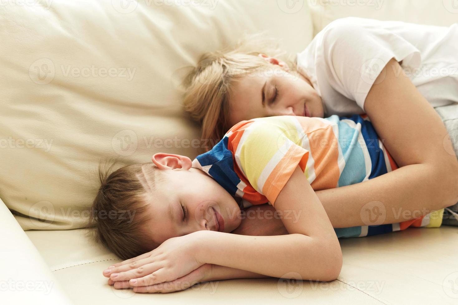 mãe e filho dormindo no sofá foto