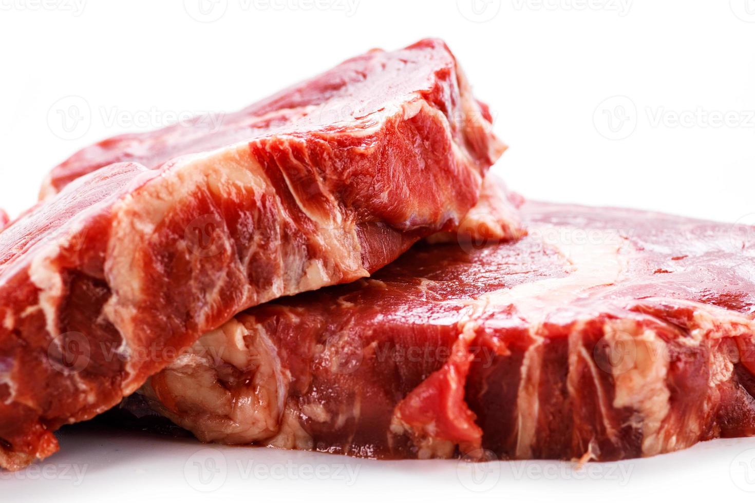 pedaços crus de carne bovina em branco foto