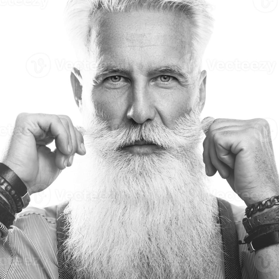 bonito homem barbudo sênior em fundo branco foto