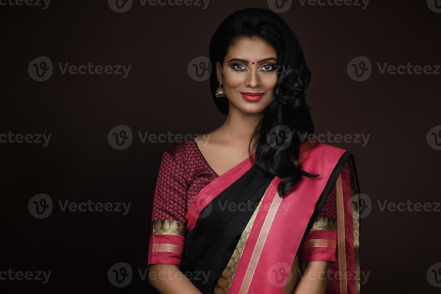 linda mulher indiana usando vestido sari tradicional foto