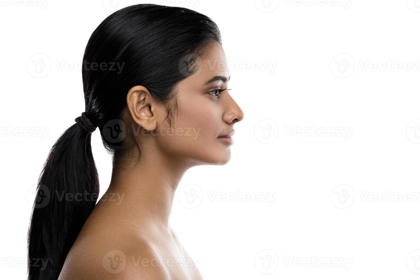 perfil de jovem e bela mulher indiana foto