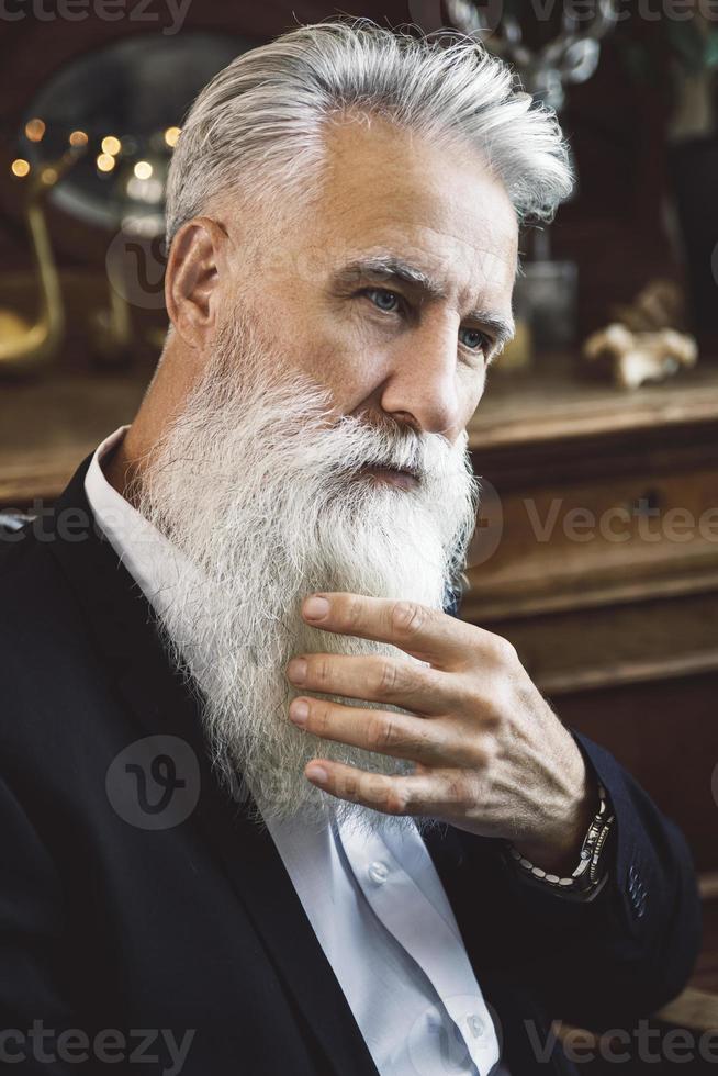 homem sênior barbudo bonito posando no estúdio foto