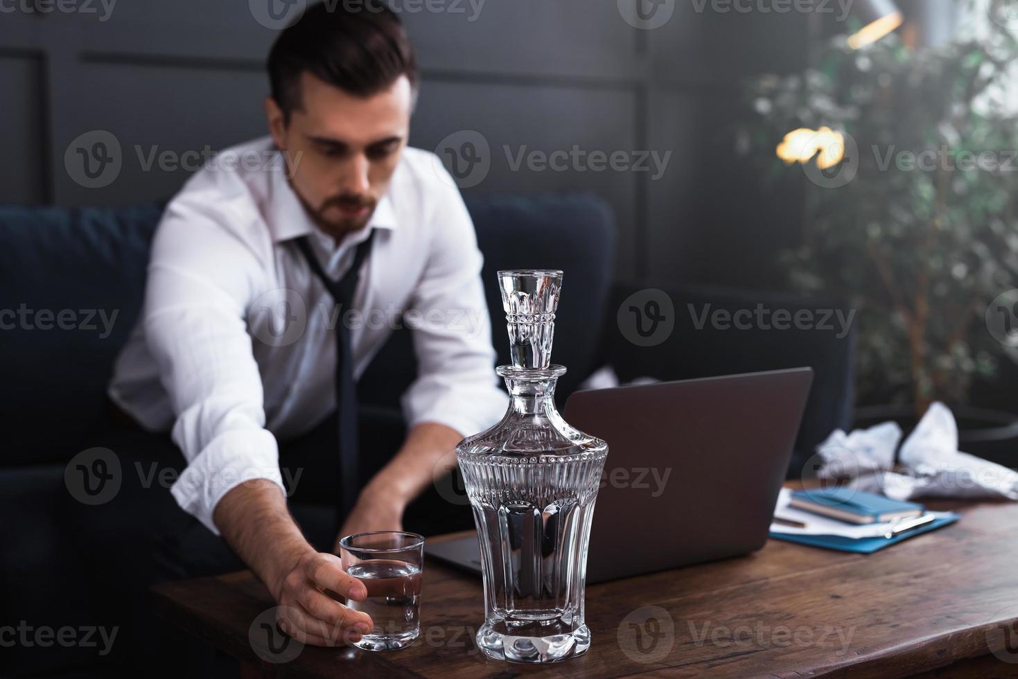 homem e vodka. conceitos de alcoolismo ou problemas na vida. foto