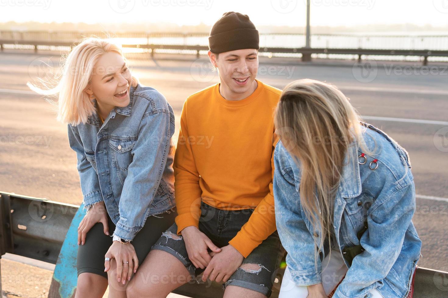 amigos felizes e positivos durante uma reunião em uma rua foto