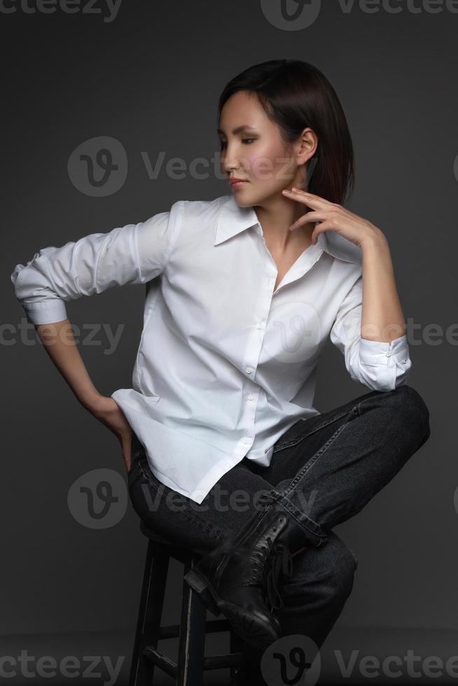 bela modelo asiática vestindo camisa branca de grandes dimensões foto