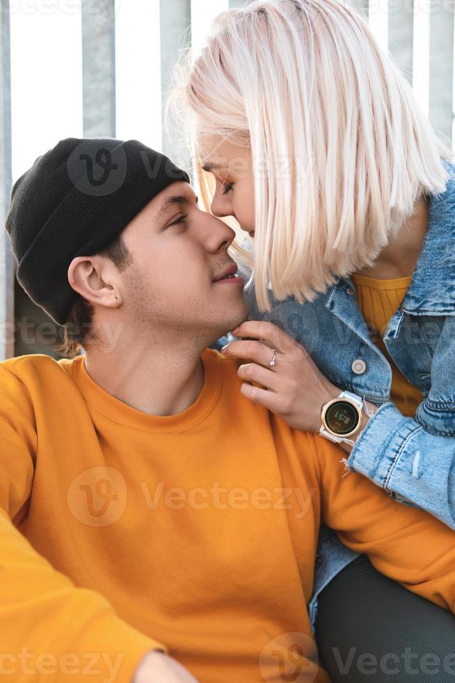 casal adolescente sensual apaixonado durante seu encontro ao ar livre foto