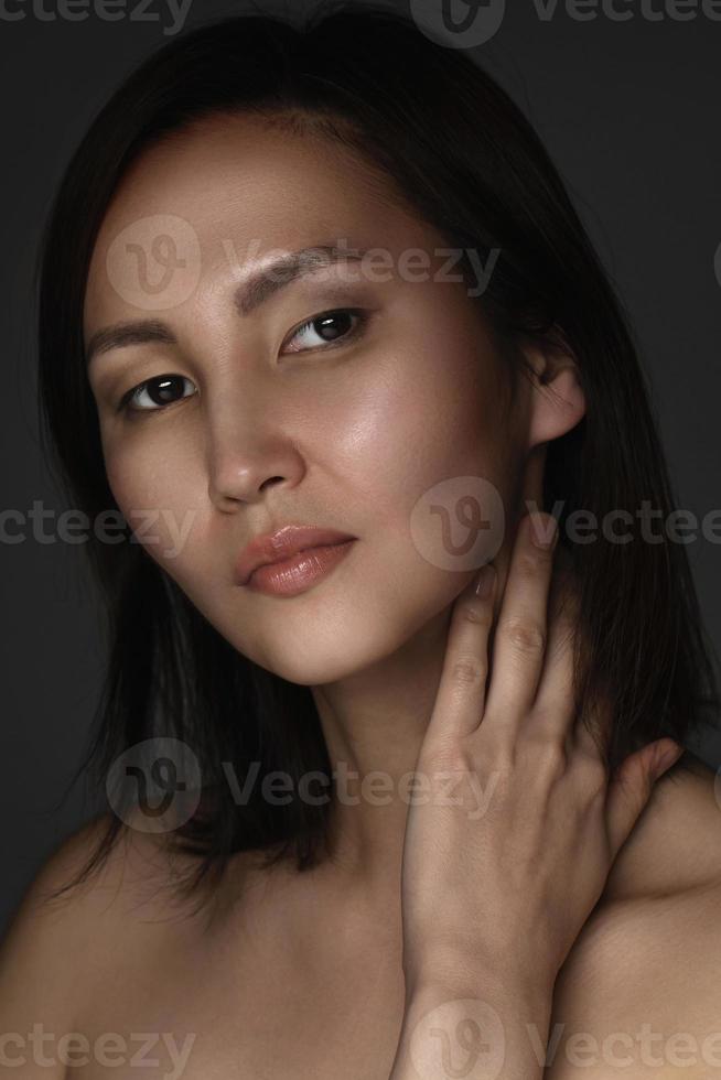 retrato de jovem e bela mulher asiática foto