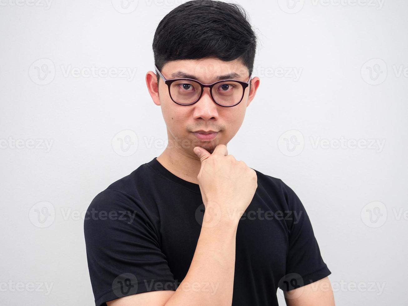 homem asiático usando óculos rosto confiante olhando para o retrato da câmera no fundo branco foto
