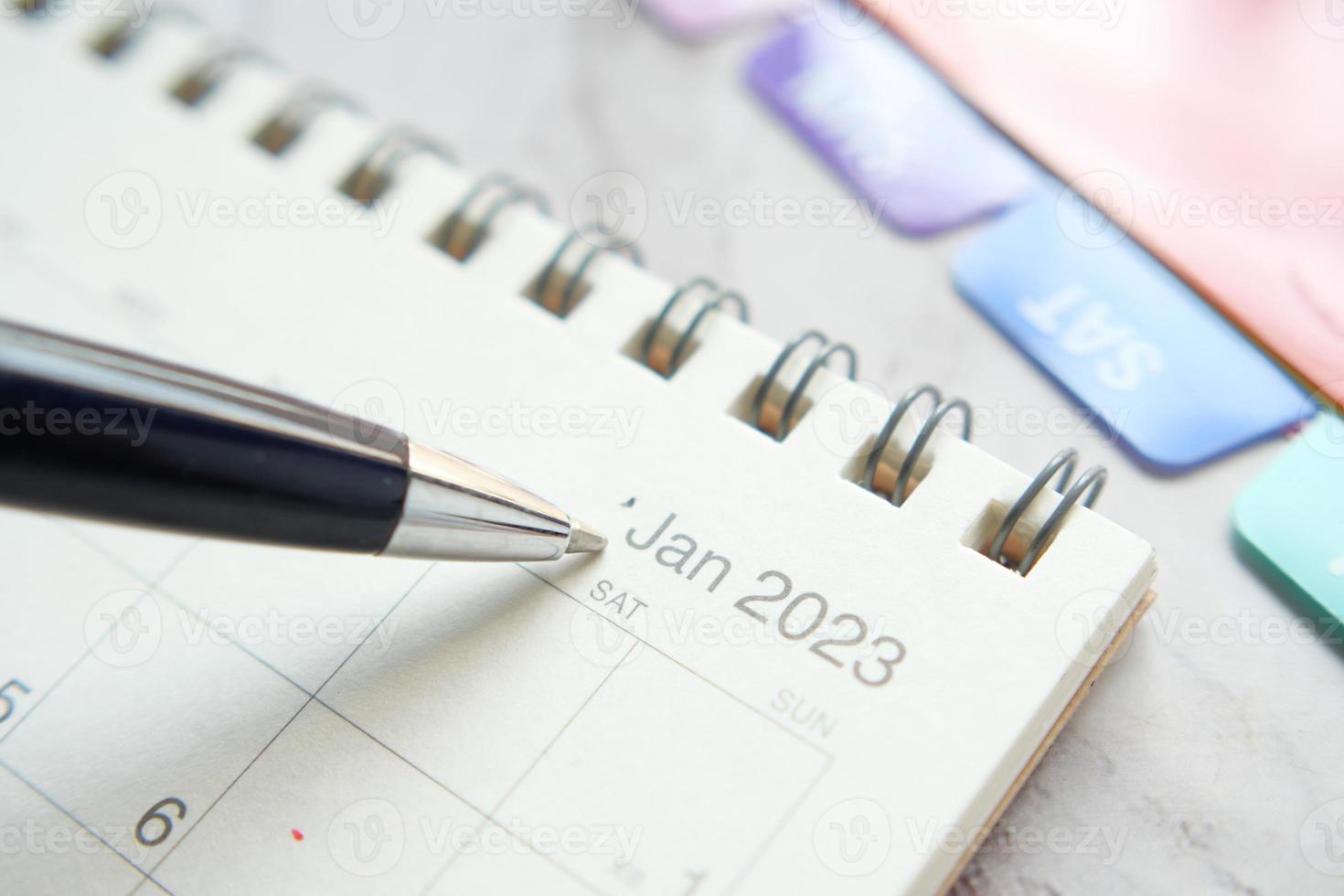 calendário de 2023 anos na mesa de escritório foto