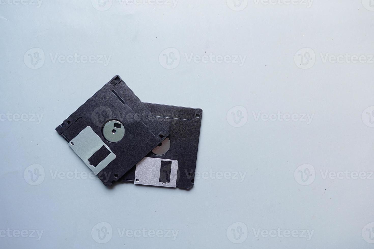 um velho disquete vintage em um fundo cinza. foto